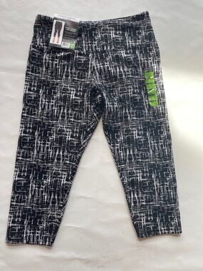 Suave Capri Leggings Size Large 
NWT